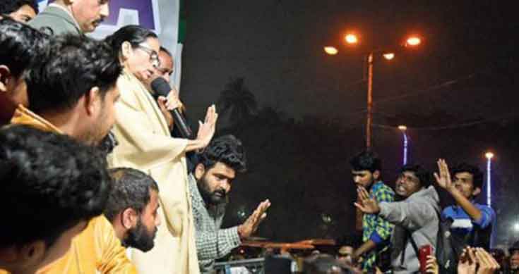 Mamata calms down protesting students in Central Kolkata