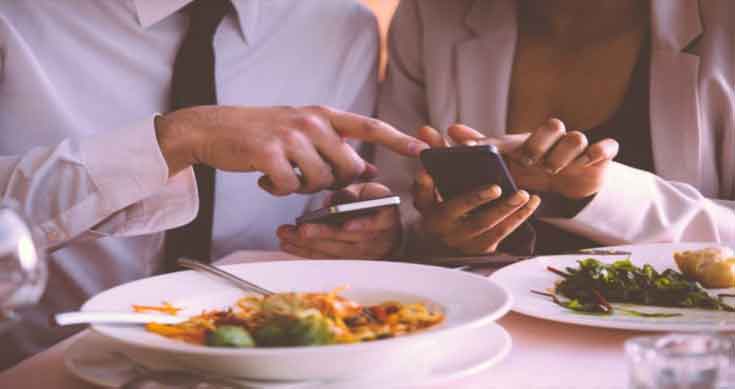 Playing games while eating may decrease food intake
