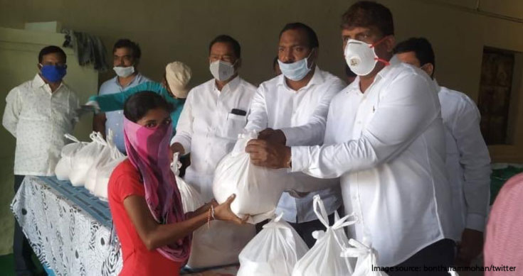 GHMC mayor distributes rice, cash  to migrant workers