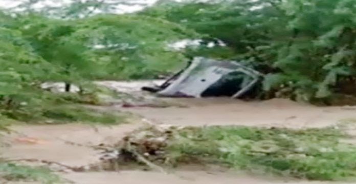 A woman washed away with the car in Gadwal