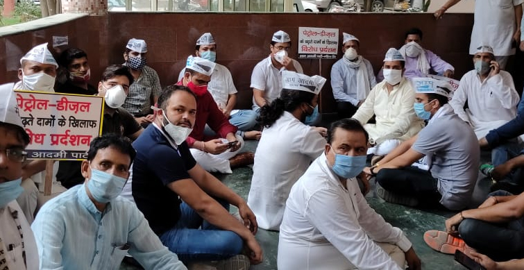 AAP workers protesting against fuel hike detained