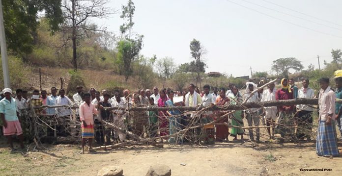 Please don’t come to our village, villagers put the fence of the tree branches