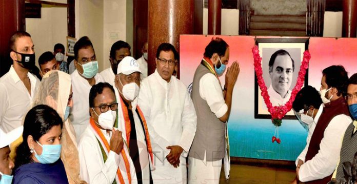 Congress leaders pay rich tributes to Rajiv Gandhi
