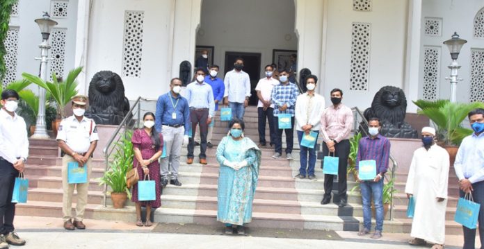Governor celebrates Raksha Bandhan with plasma donors
