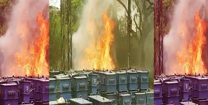 Massive fire accident takes place at karimnagar electricity office