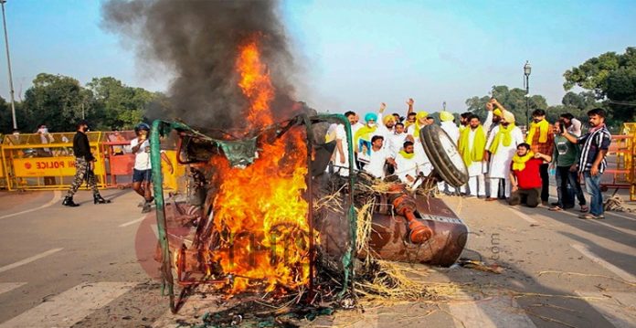 Tractor Set on Fire Near India Gate by Punjab Youth Congress Workers