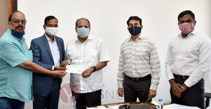 Granite stone federation gives Rs 25 lakhs to CMRF
