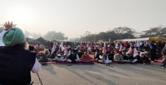 Shabad, Gurbani Resonates on Gurpurab as Farmers' Protests Enter Day 5