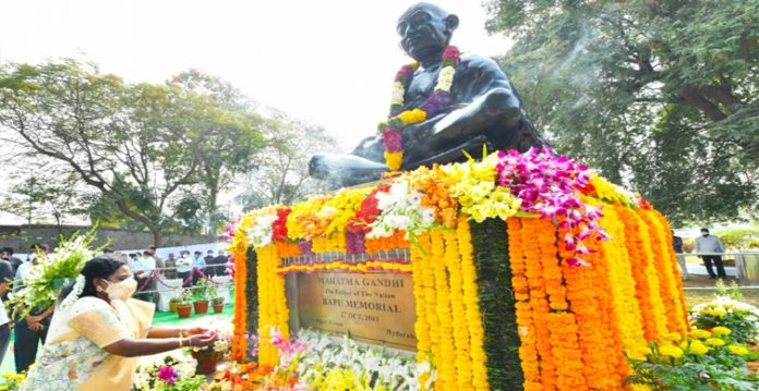 Governor, Cm, Leaders Pay Floral Tributes To Gandhi To Mark Death Anniversary