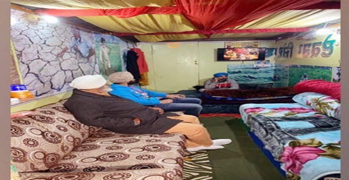 Punjab farmer turns truck into makeshift home at Singhu