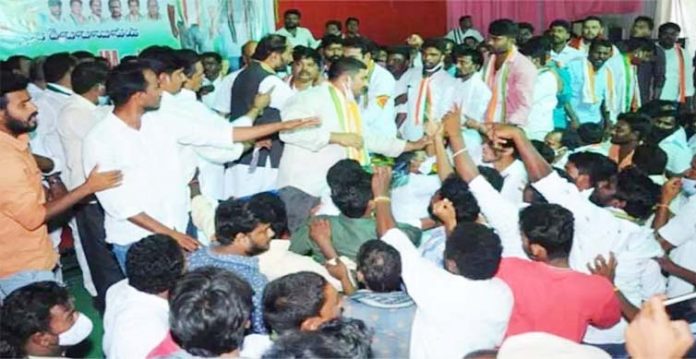 congress leaders clash with each other before tpcc chief