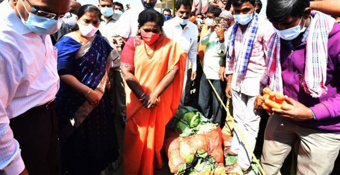 Guv Visits Boinpally Market, Asks To Replicate Veg Waste For Power Production