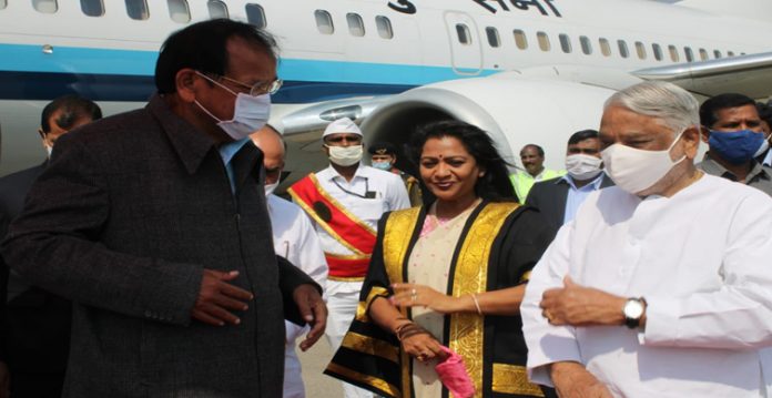 Women Mayor Vijaya Lakshmi, KK, Ali welcome Venkaiah Naidu at Airport