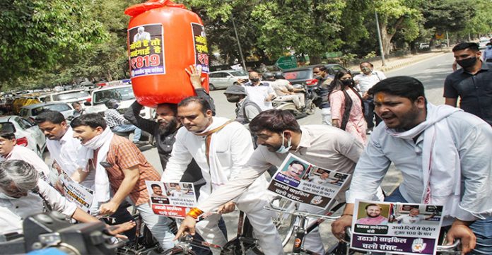 fuel price hike youth congress workers protest in delhi