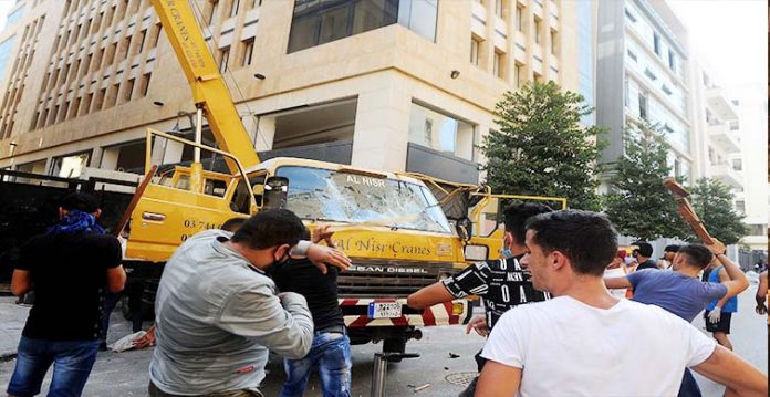 lebanon goes into protests after currency falls against dollars11