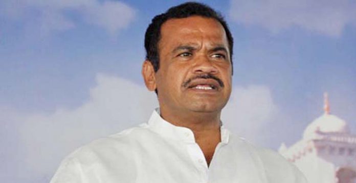 mp komatireddy hits out at cm kcr