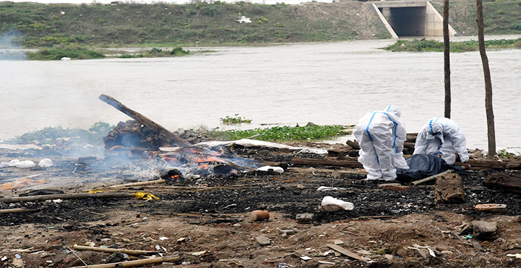 pune group of muslim men cremating and burying unclaimed, abandoned covid dead bodies
