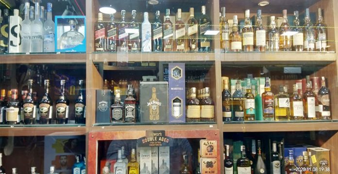 rs 1.25 lakh robbed from liquor shop at gunpoint