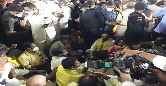 stones pelted on former andhra pradesh cm nara chandrababu naidu; stages sit in protest