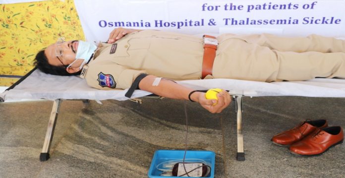 cyberabad police organised a blood donation camp. cp sajjanar inaugurates and donates blood