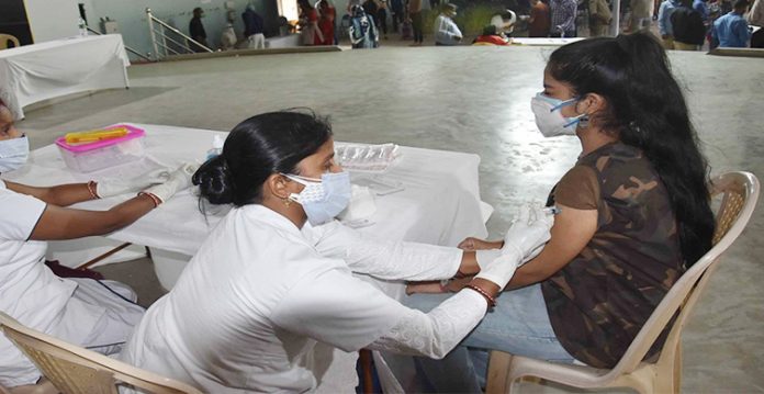 govt allows private hospitals to administer vaccine on above 18 people