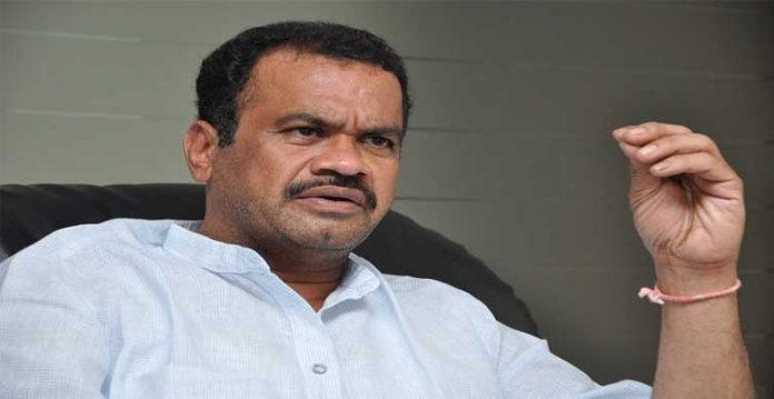 komatireddy asks cm kcr to recognise journalists as frontline warriors