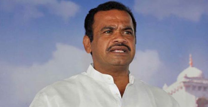 mp komatireddy demands kcr to appoint new health minister