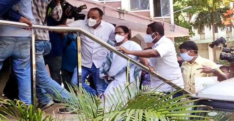 Narada Bribery Case: “Arrest me too”- Mamata Banerjee protests for 6 hours outside CBI office