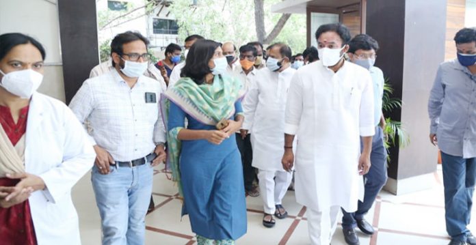 kishan reddy inspected vaccination facilities lake view banjara garden