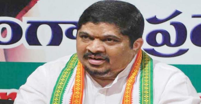 ponnam prabhakar slams pm modi over his publicity stints