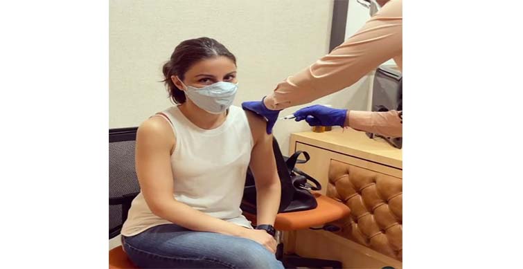 soha ali khan gets covid vaccine