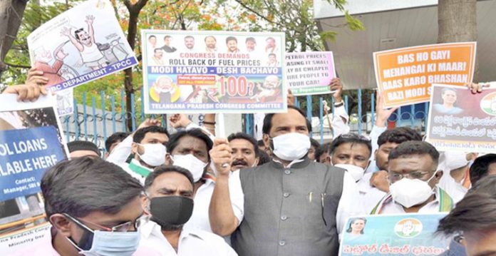 tpcc holds protest against hike in petrol, diesel prices