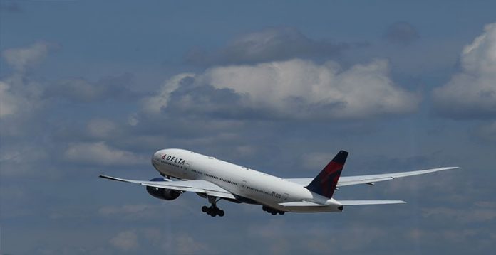 us man arrested after allegedly trying to breach cockpit