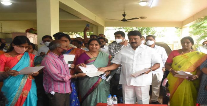 kcr govt revived professional communities talasani gives rs 2 lakh to 105 fishermen families