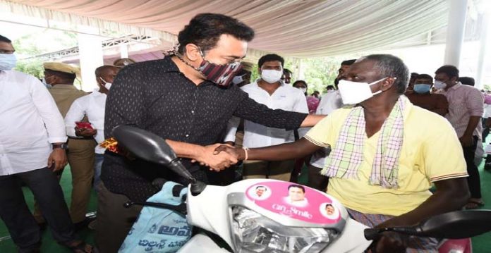 gave bikes to 1000 disabled under gift a smile ktr