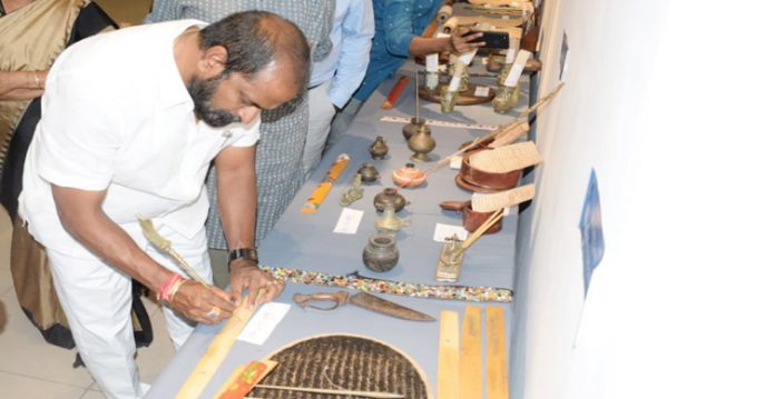 kcr govt to protect culture, tradition srinivas goud visits arts gallery