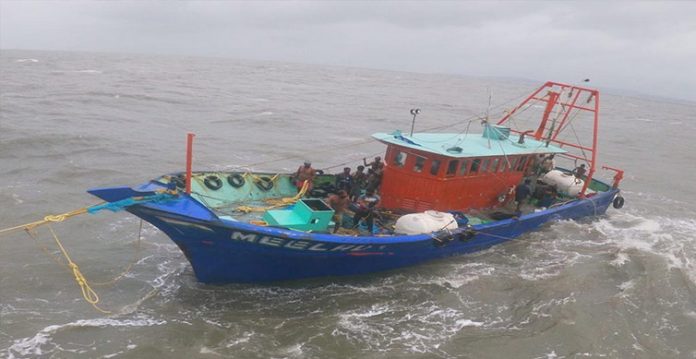 25 indian boats damaged by sri lankan navy fishermen