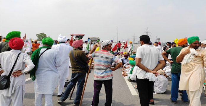 farmers take lunch on kmp e way, commuters hassled