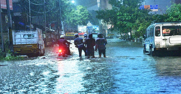 Heavy rains lash Telangana, more in store