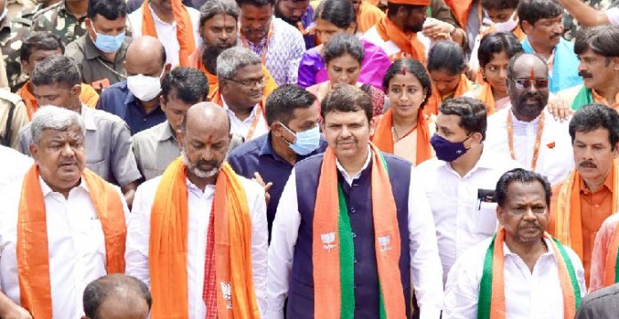 Maharashtra’s former CM Fadnavis takes part in bandi’s padayatra