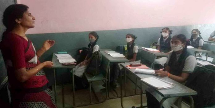 Schools reopen in Telangana with thin attendance