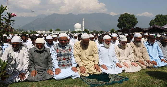 congregational prayers at hazratbal after 4 months in srinagar