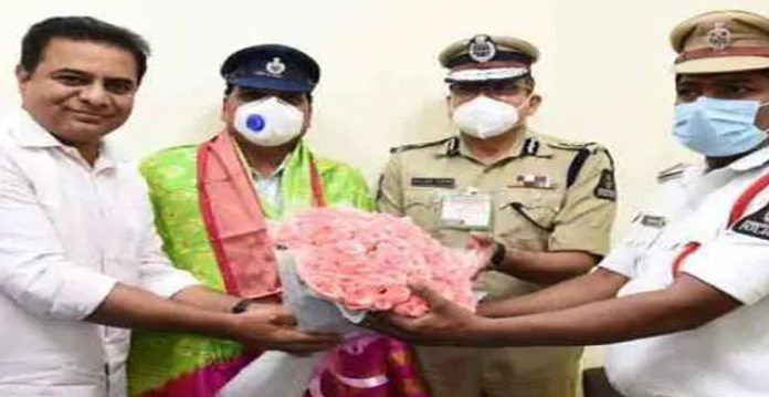 ktr felicitated traffic cops for challan to his vehicle