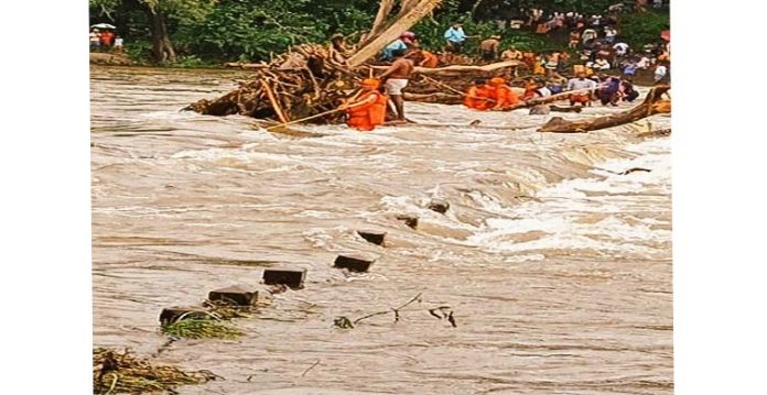 kerala floods army, navy, air force roped in for rescue, relief operations