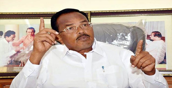 motkupally narsimulu praises kcr for dalit bandhu, asks voters reject etala rajender