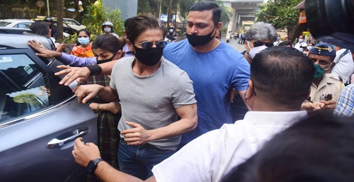 srk goes to receive son, juhi chawla stands surety