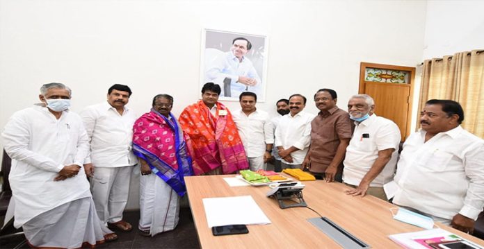 tamil nadu cm seeks telangana cm support for demand to abolish neet