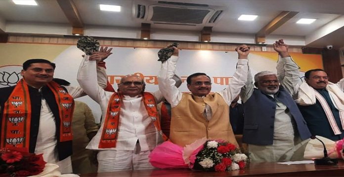 4 sp vidhan parishad members join bjp