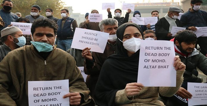 hyderpora killings omar abdullah stages dharna, demands return of bodies to families