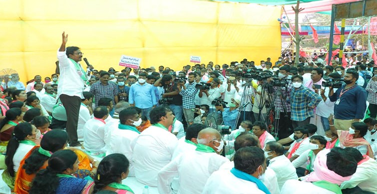 trs stages protests against centre's stand on paddy procurement